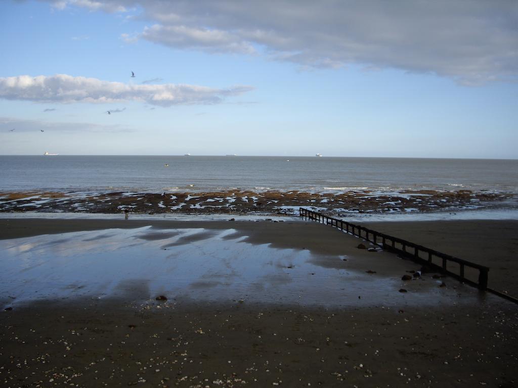 Pink Beach Guest House Shanklin Exteriör bild