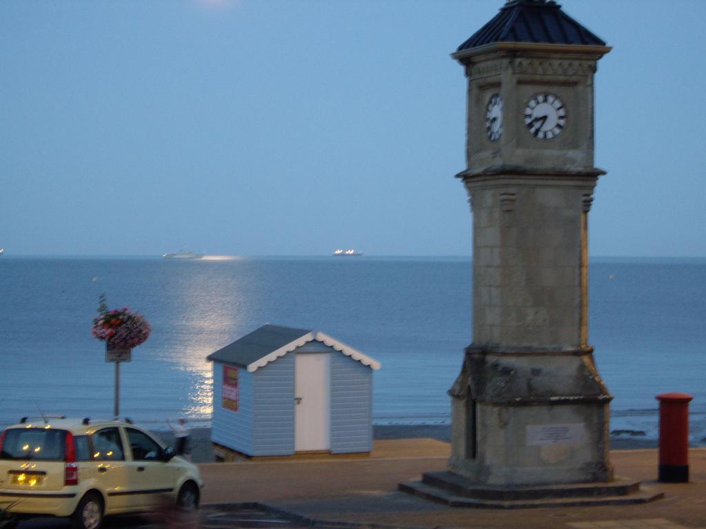 Pink Beach Guest House Shanklin Exteriör bild